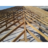acabamento de telhado de madeira